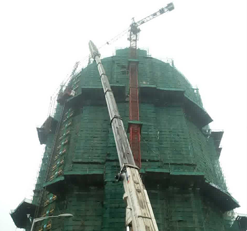 海棠吊车在工地上作业